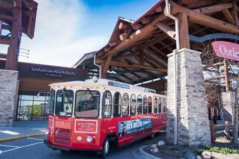 Wisconsin dells trolley pulling away